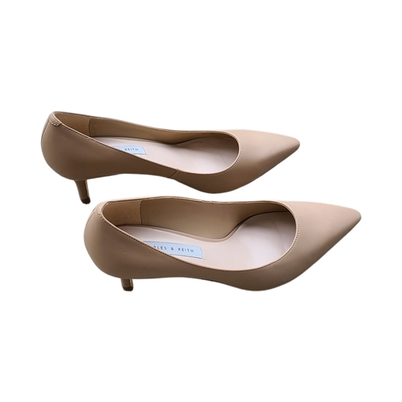 Nude Charles & Keith kitten heels size 39 usa size 8.5 - Picture 1 of 5